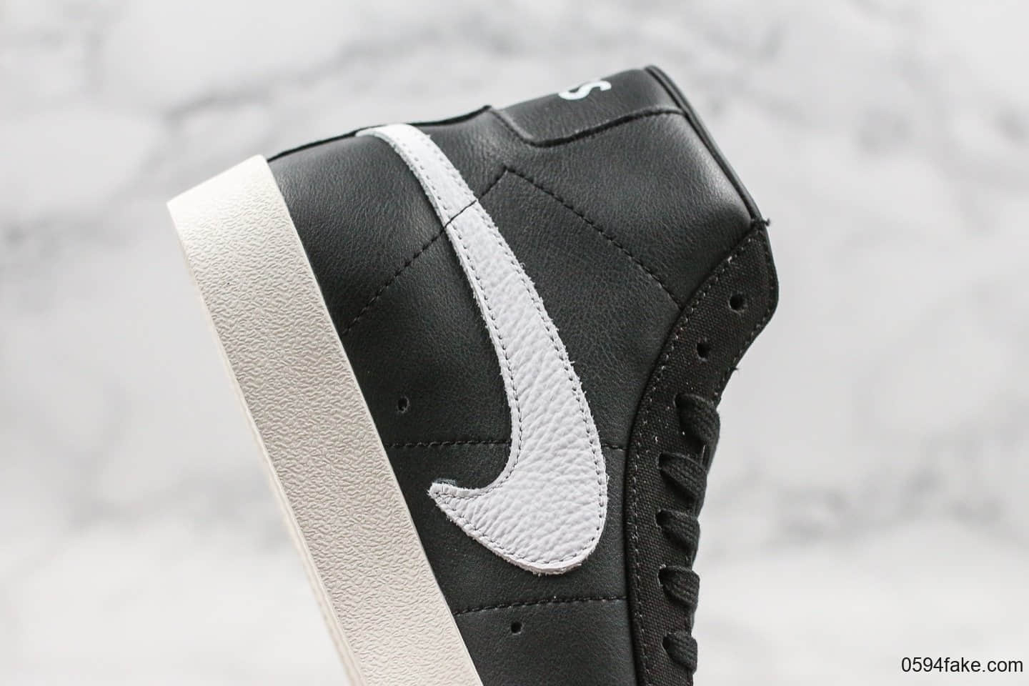 耐克Nike Blazer Mid Class 1977 x Slam Jam纯原版本高帮开拓者联名款经典开拓者高帮百搭休闲运动板鞋白灰黑帆布拼接鸳鸯钩设计 货号：敏感内容8233-001