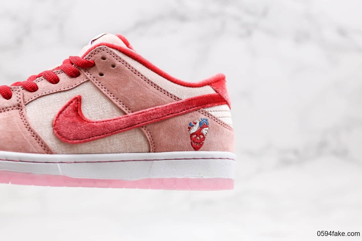 耐克STRANGELOVE X Nike SB DUNK LOW联名款纯原版本DUNK情人节限定原盒版本内置气垫正确材质 货号:CT2552-800