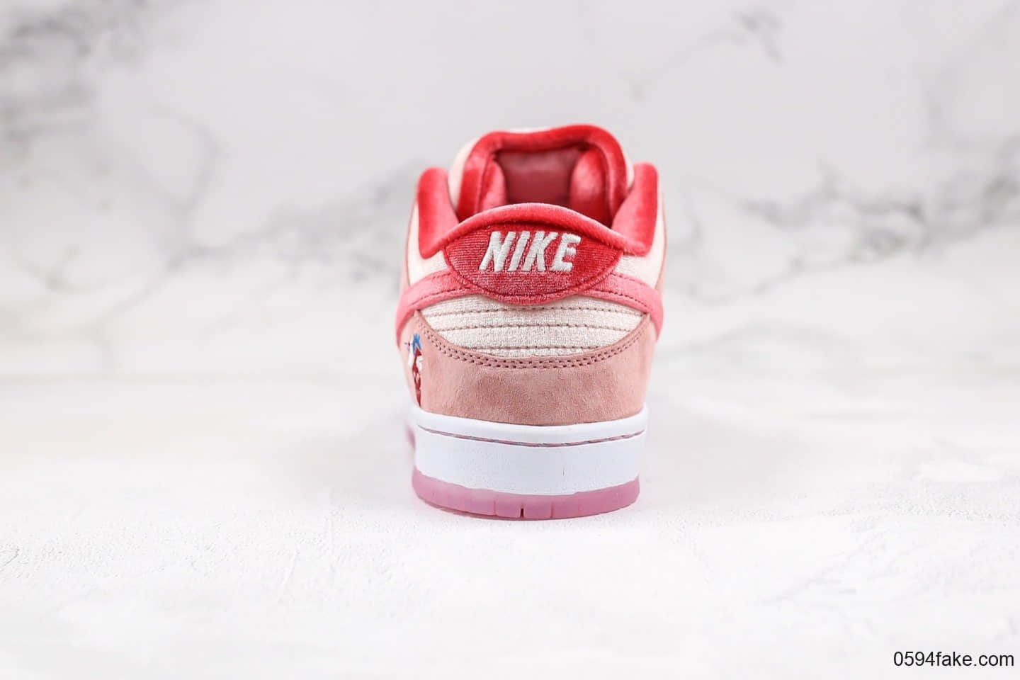耐克STRANGELOVE X Nike SB DUNK LOW联名款纯原版本DUNK情人节限定原盒版本内置气垫正确材质 货号:CT2552-800