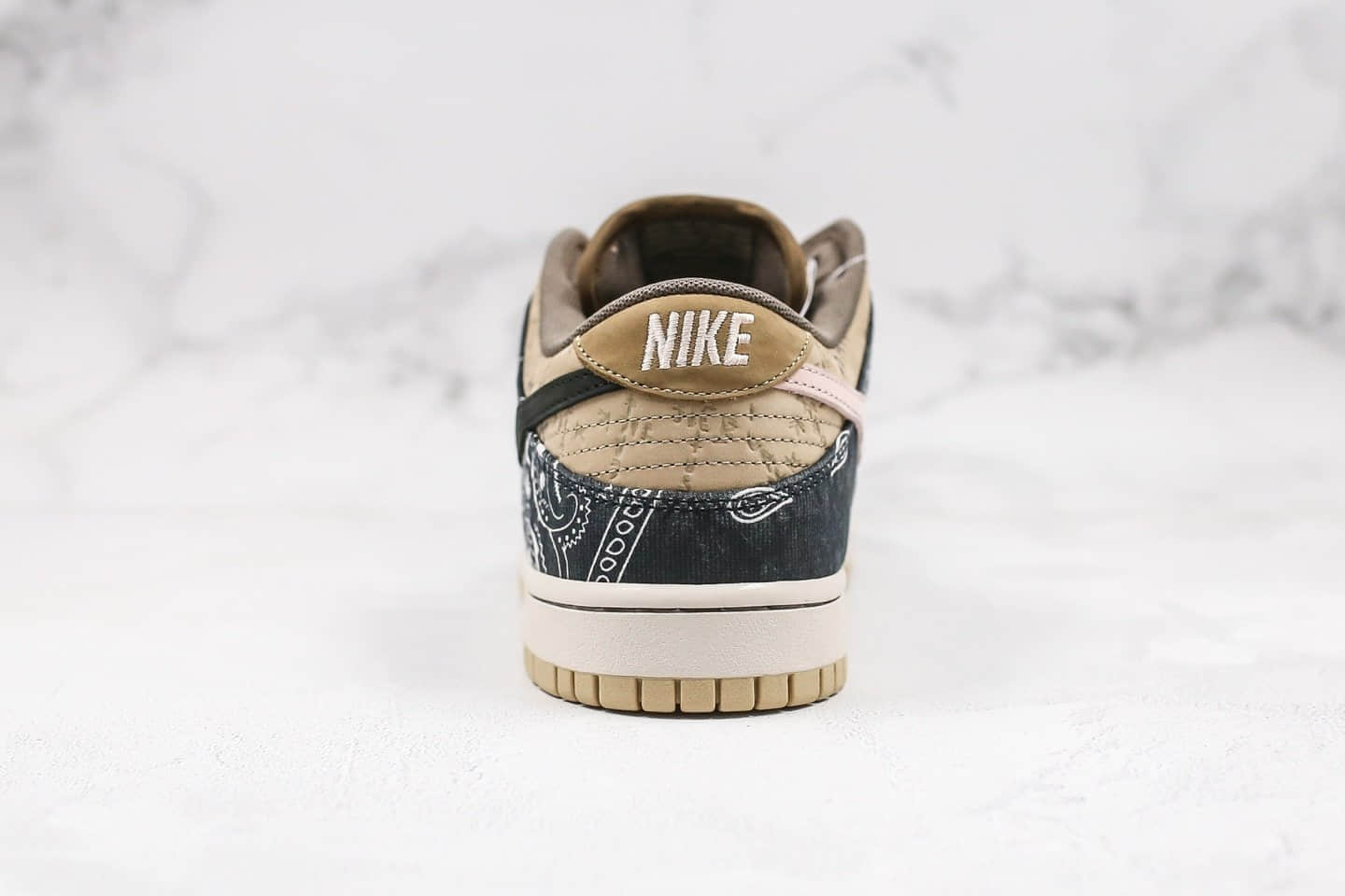 耐克Travis Scott x SB Dunk纯原版本低帮敏感内容联名款腰果花栗子头同款紫光灯彩盒版本原楦头纸板打造 货号:CT5053-001