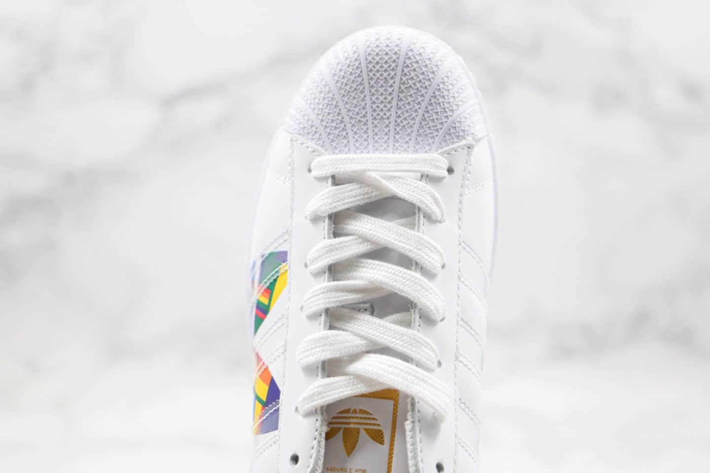 阿迪达斯adidas Originals Superstar纯原版本三叶草贝壳头50周年限定彩色LOGO正确头层皮革鞋面 货号：FU6520