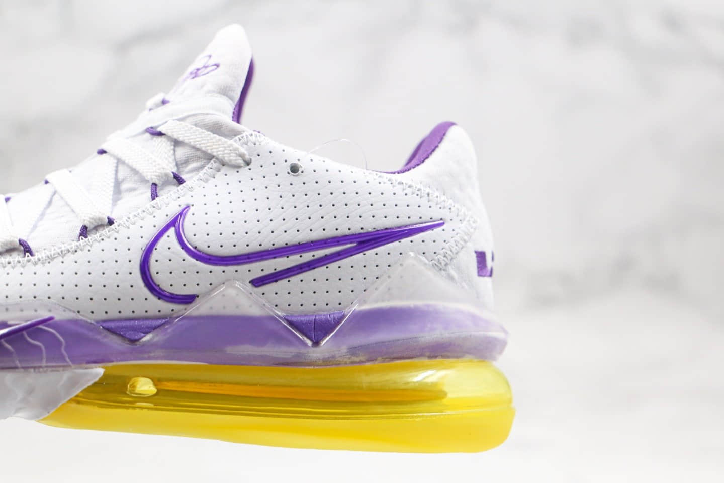 耐克Nike LeBron 17 Low Lakers Home纯原版本詹姆斯17代篮球鞋白紫绿色内置气垫支持实战 货号：敏感内容5007-102