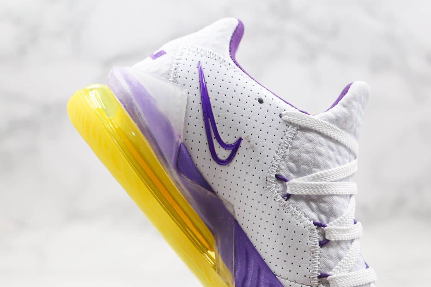耐克Nike LeBron 17 Low Lakers Home纯原版本詹姆斯17代篮球鞋白紫绿色内置气垫支持实战 货号：敏感内容5007-102