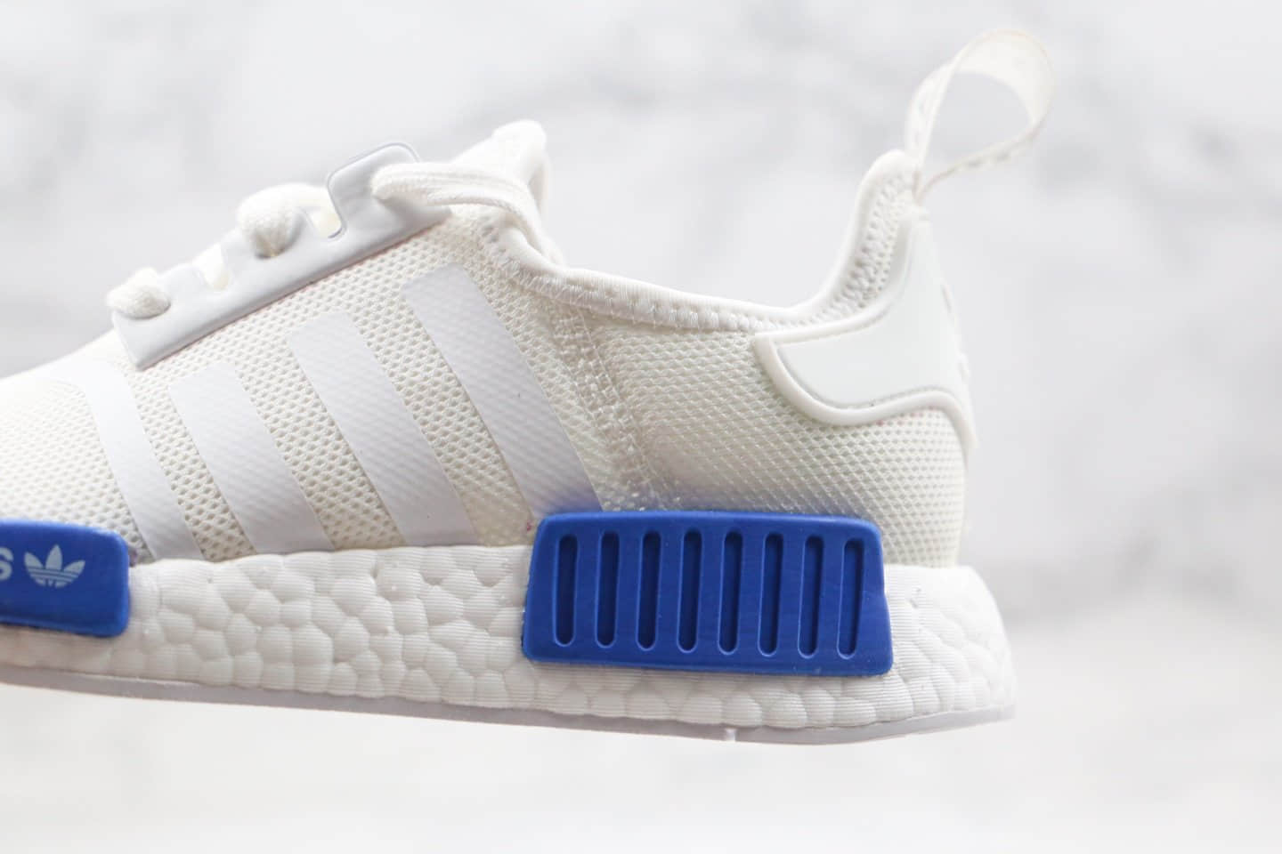 阿迪达斯adidas NMD R1公司级版本慢跑鞋白蓝色真爆大底 货号：AQ1785
