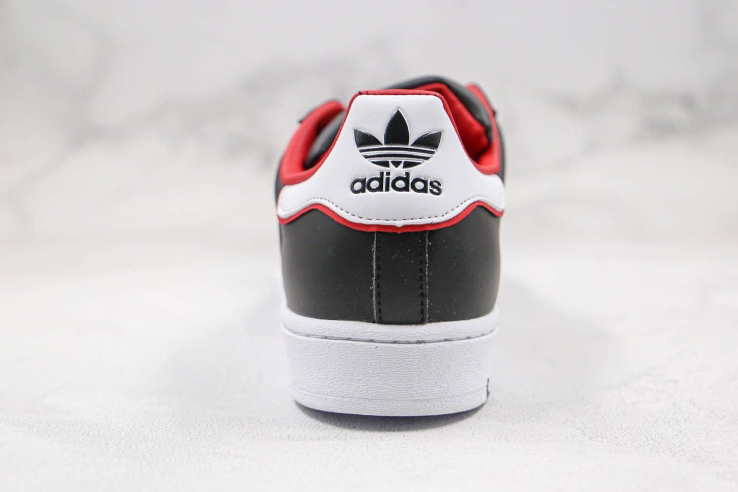 阿迪达斯Adidas Superstar纯原版本三叶草贝壳头板鞋刺绣卡通图案黑红色原盒原标 货号:FW6385