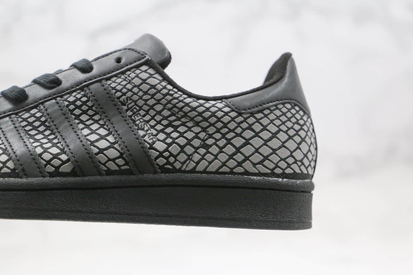 阿迪达斯Adidas Original Superstar x Atmos联名款纯原版本三叶草贝壳头黑色青蛇纹3M板鞋原楦头纸板打造 货号:FY6014