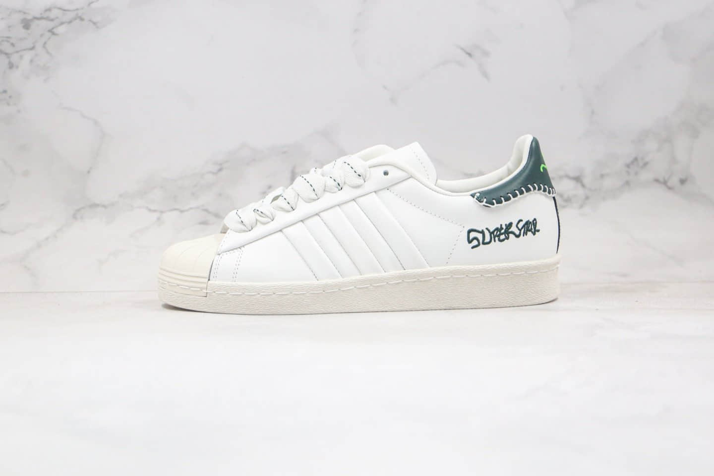 阿迪达斯adidas originals 2020 Jonah Hill Superstar纯原版本三叶草贝壳头板鞋复古LOGO字母签名印花限定款白绿色缝线原盒原标 (ID:52719) - 图片1