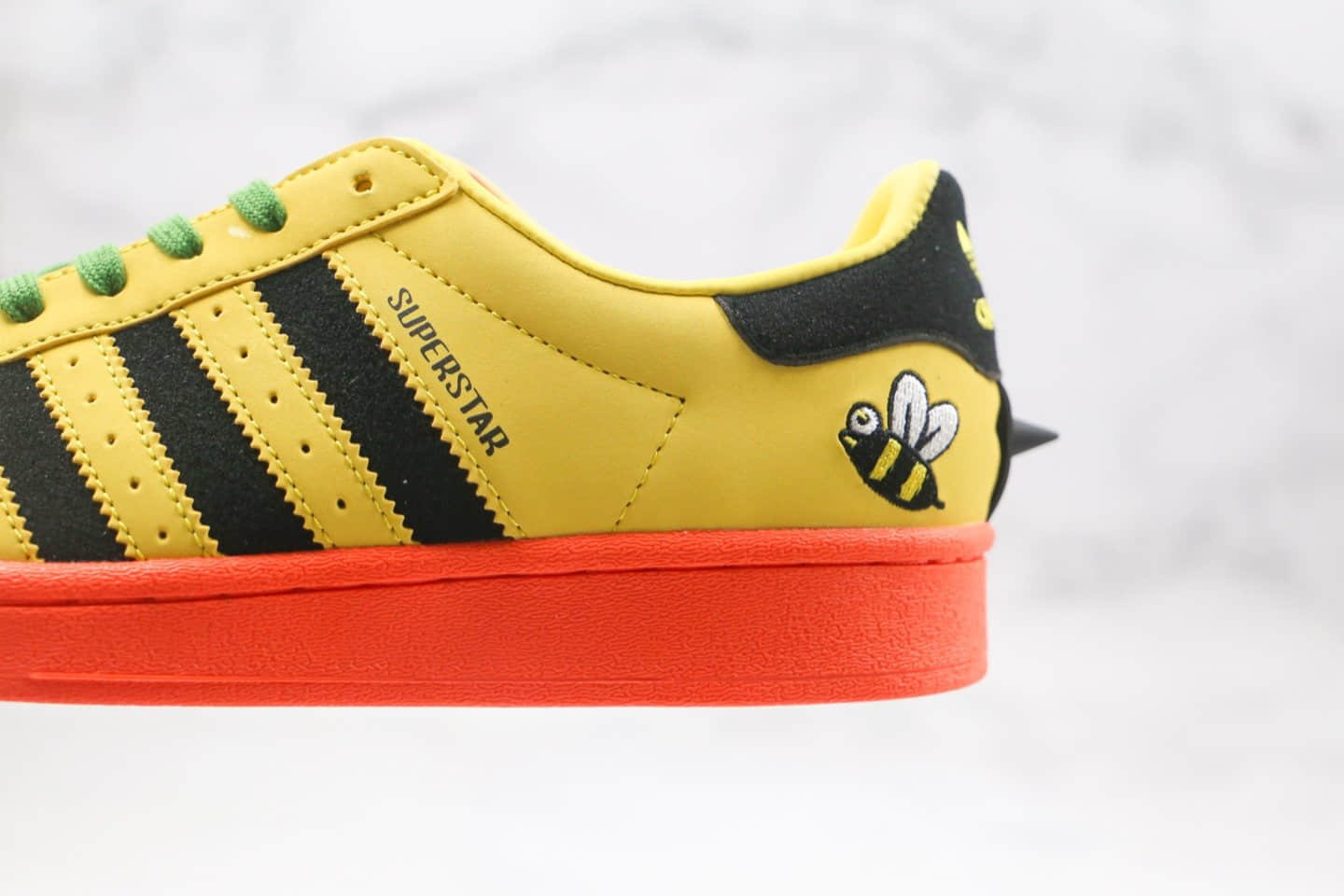 阿迪达斯Adidas Originals Superstar White Red Blue Green x Melting Sadness联名款纯原版本三叶草贝壳头小蜜蜂黑敏感内容板鞋 货号:FZ5254