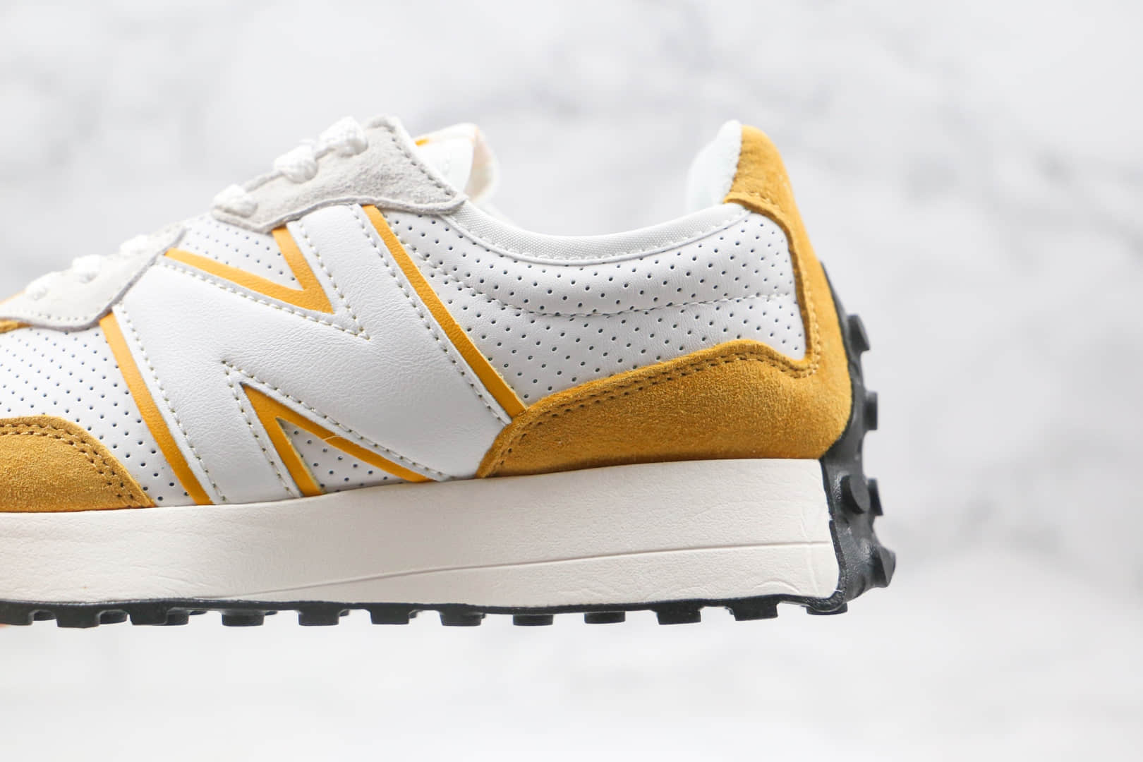 新百伦New Balance 327纯原版本复古慢跑鞋NB327白敏感内容原楦头纸板打造原盒原标 货号：MS327PG