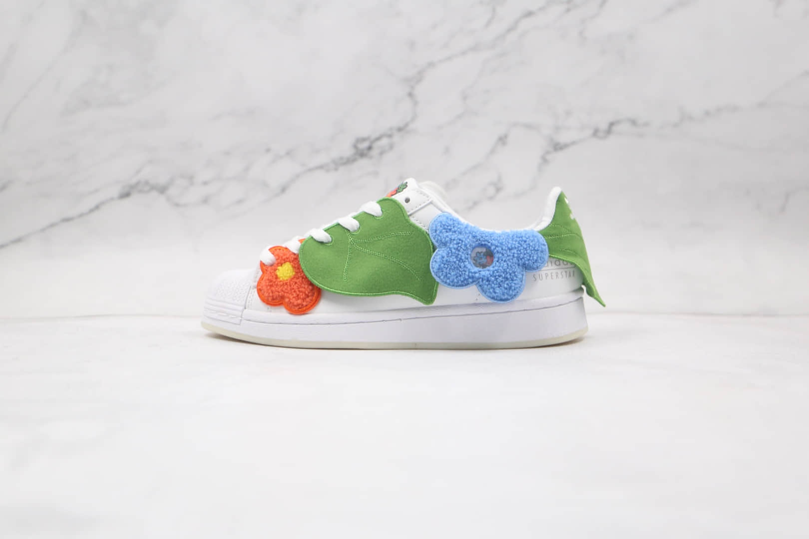 阿迪达斯Adidas originals Superstar Bee With You x Melting Sadness联名款纯原版本三叶草贝壳头红蓝绿白情人节限定小蜜蜂花朵绿叶板鞋原盒原标 货号:GZ2662