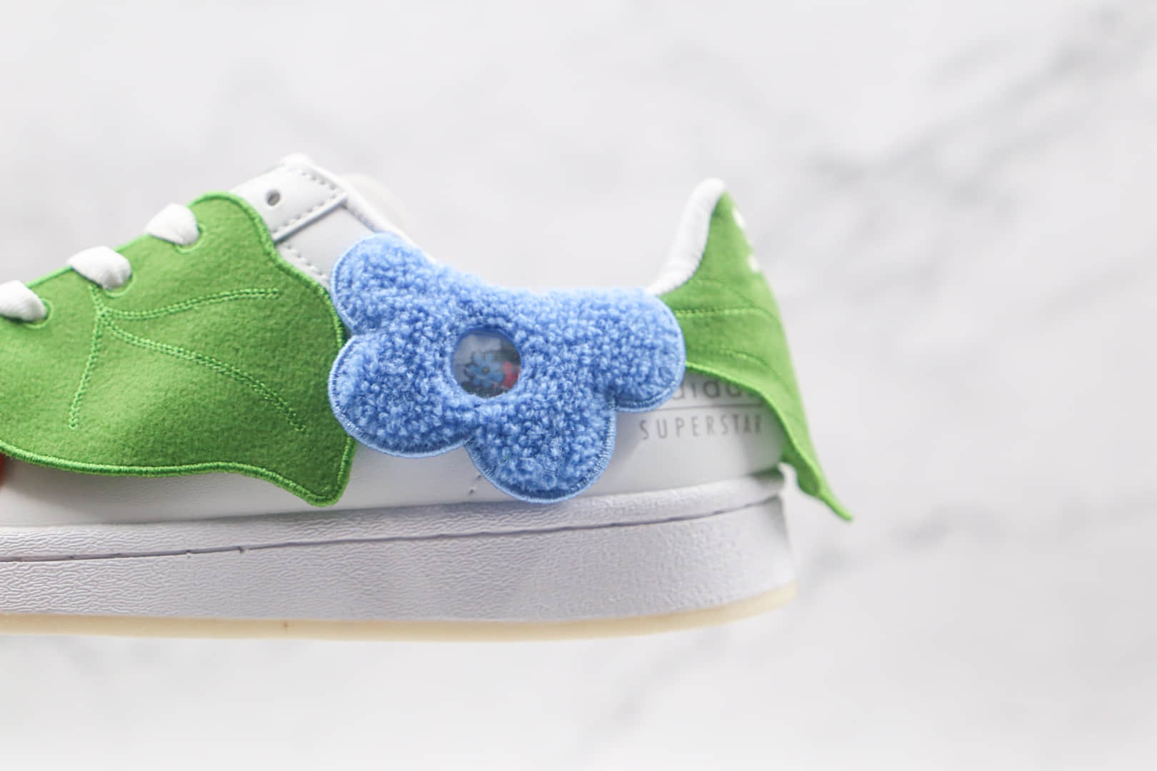 阿迪达斯Adidas originals Superstar Bee With You x Melting Sadness联名款纯原版本三叶草贝壳头红蓝绿白情人节限定小蜜蜂花朵绿叶板鞋原盒原标 货号:GZ2662