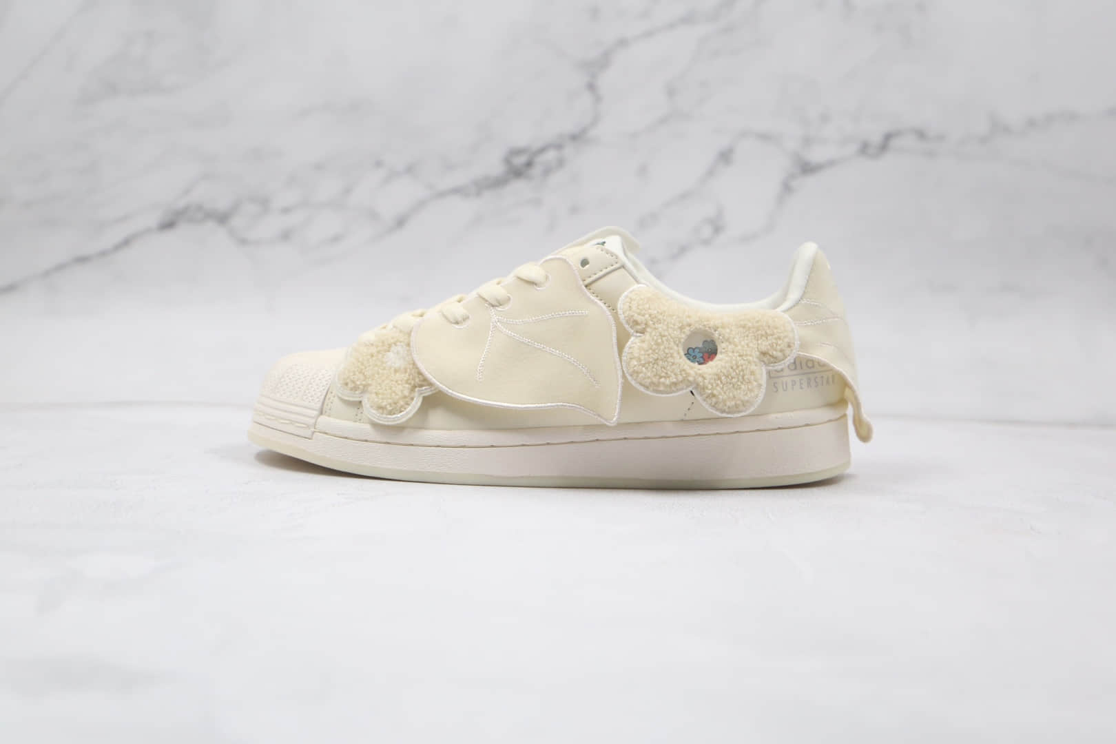 阿迪达斯Adidas Originals Superstar Bee With You x Melting Sadness纯原版本三叶草贝壳头米白敏感内容人节限定板鞋原档案数据开发 货号:GZ2674