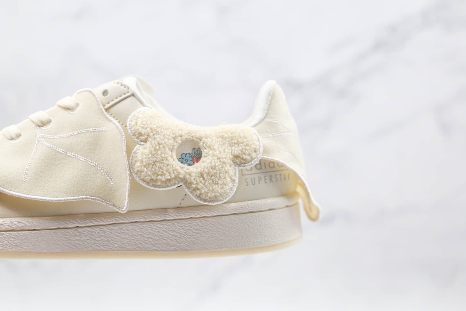 阿迪达斯Adidas Originals Superstar Bee With You x Melting Sadness纯原版本三叶草贝壳头米白敏感内容人节限定板鞋原档案数据开发 货号:GZ2674