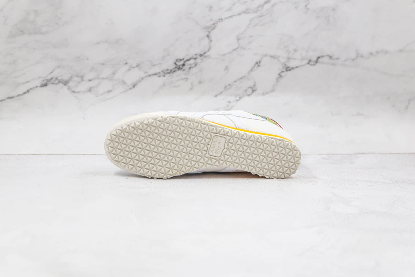 亚瑟士Onitsuka tiger公司级版本鬼冢虎一脚蹬白敏感内容印花帆布鞋原楦头纸板打造 货号：1182A070-100