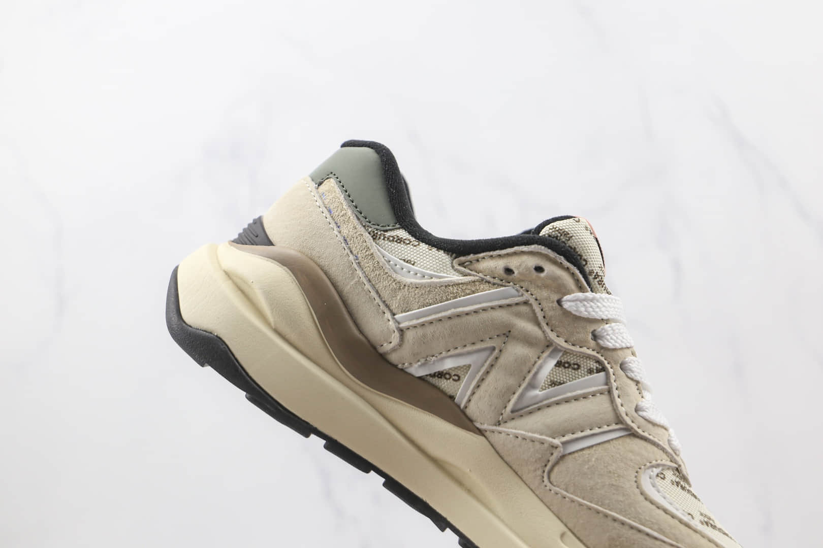 新百伦New Balance 5740纯原版本米色字母复古NB5740慢跑鞋原盒原标原楦头纸板打造 货号：M5740敏感内容