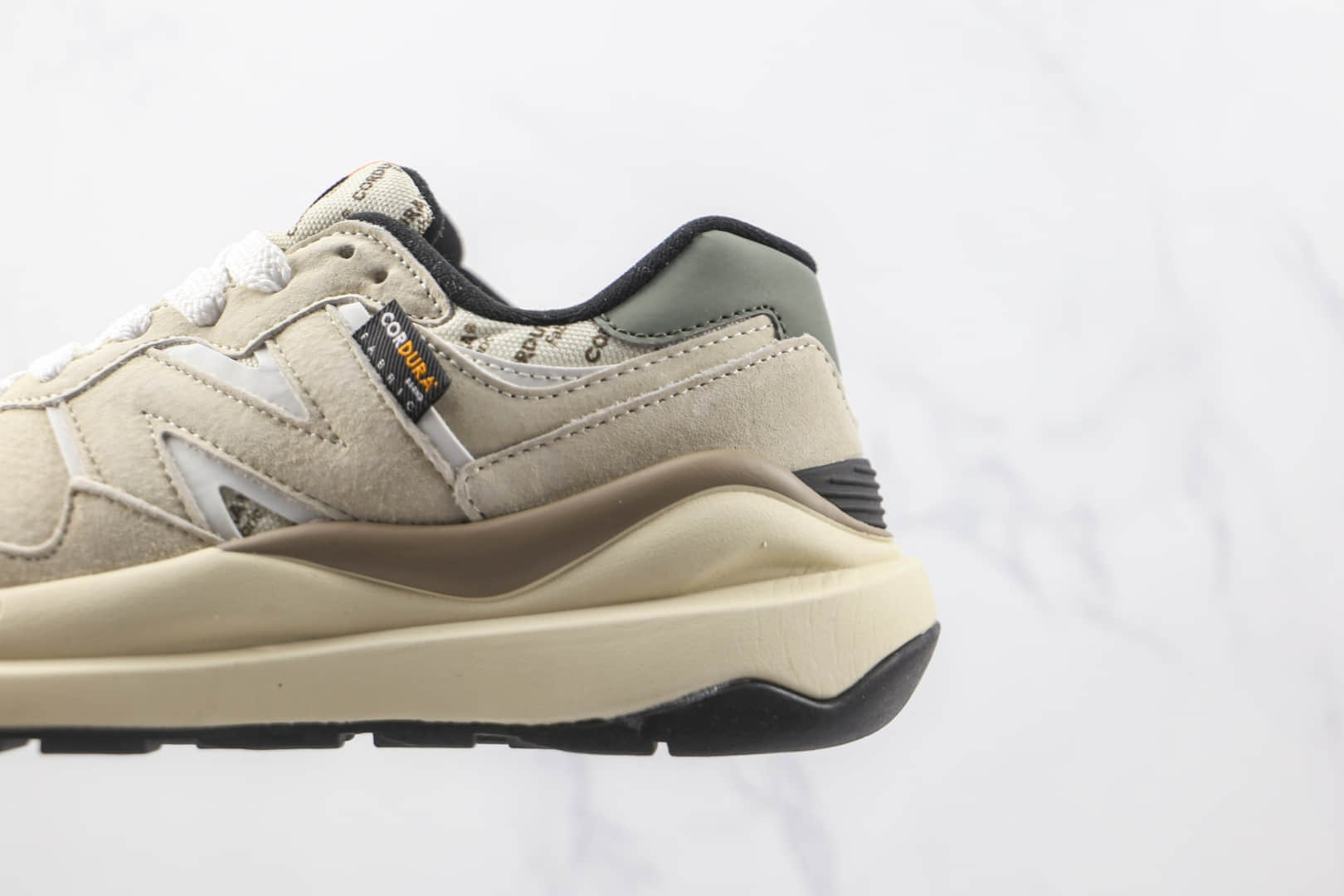 新百伦New Balance 5740纯原版本米色字母复古NB5740慢跑鞋原盒原标原楦头纸板打造 货号：M5740敏感内容