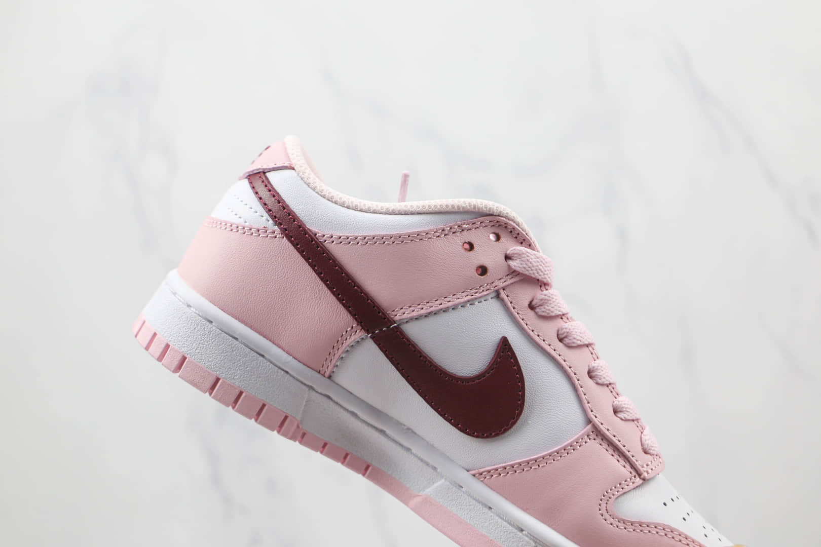 耐克Nike Wmne SB Dunk Low GSWhite Pink Red纯原版本低帮SB DUNK情人节樱花粉白红色板鞋原盒原标 货号：CW1590-601