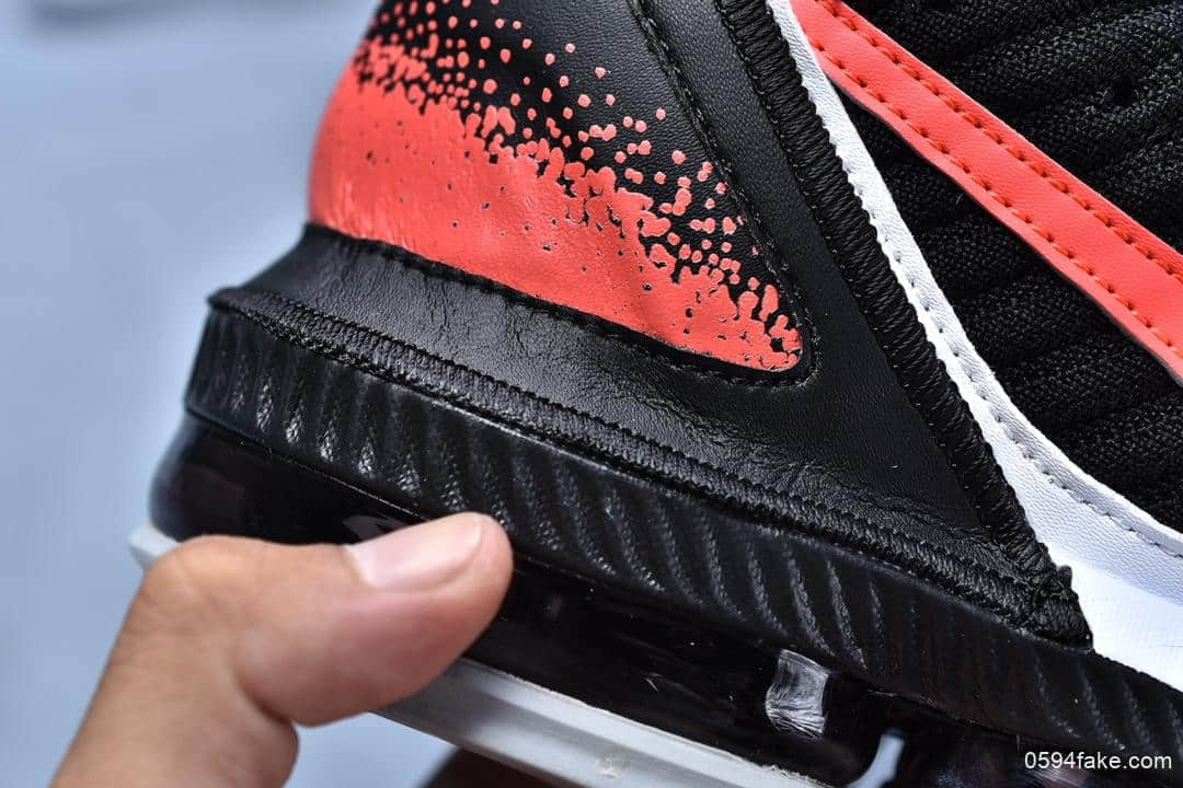 耐克Nike LeBron XVI EP 16 LBJ“Black Hit Lava-Flt”詹姆斯16代签名战靴室内实战中帮篮球鞋黑白荧光火云红纯原版本 货号:CI1521-001