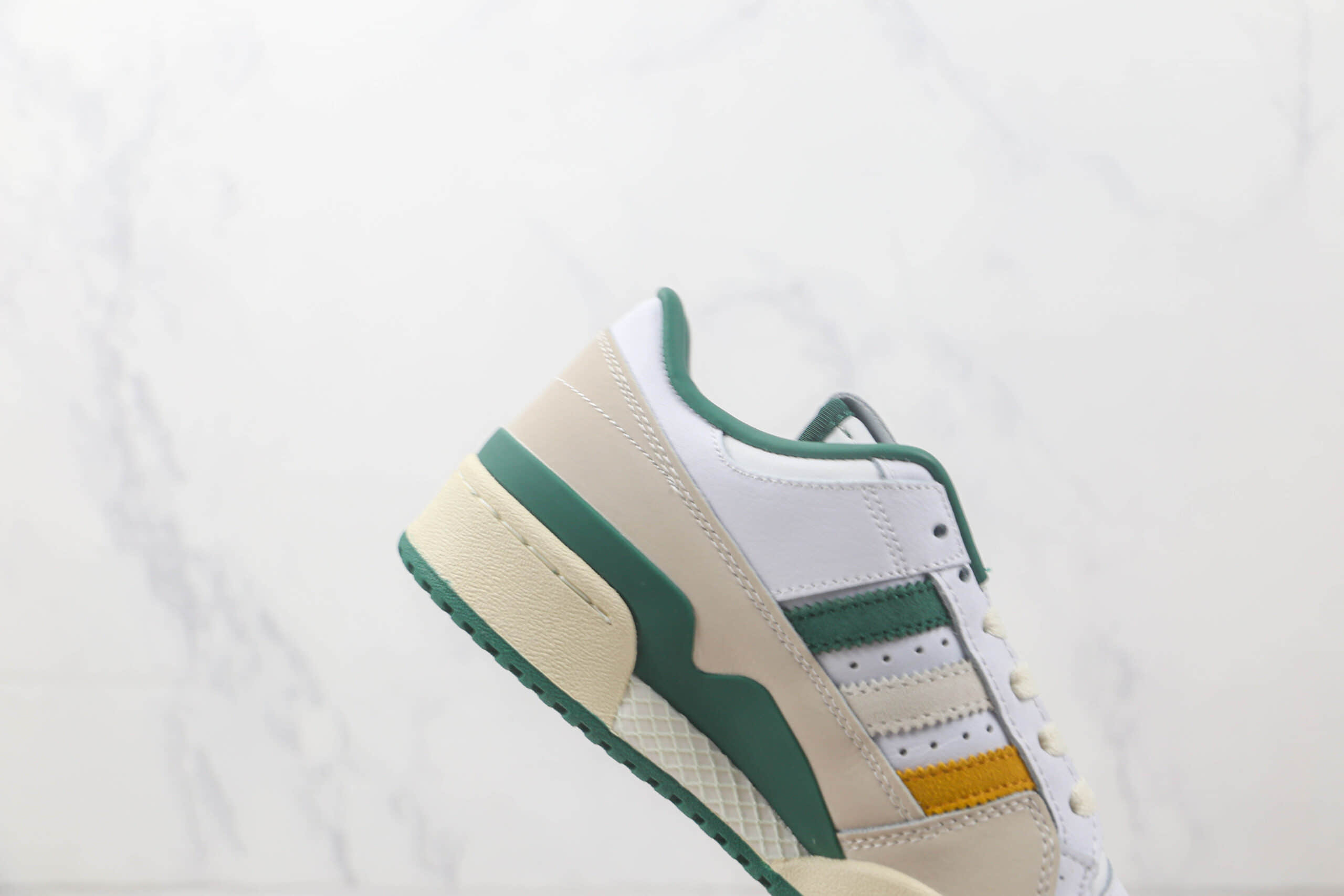阿迪达斯Adidas originals Forum 84 low纯原版本Forum84白绿色复古板鞋 阿迪达斯Forum84复古球鞋 货号：HR1527