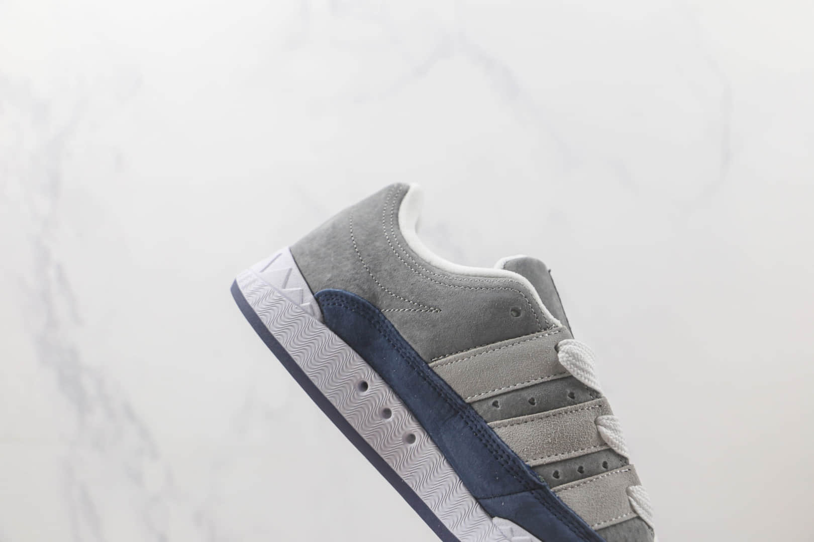 阿迪达斯Adidas Originals ADIMATIC纯原版本三叶草灰蓝色面包鞋 阿迪达斯三叶草系列板鞋 货号:HP9915