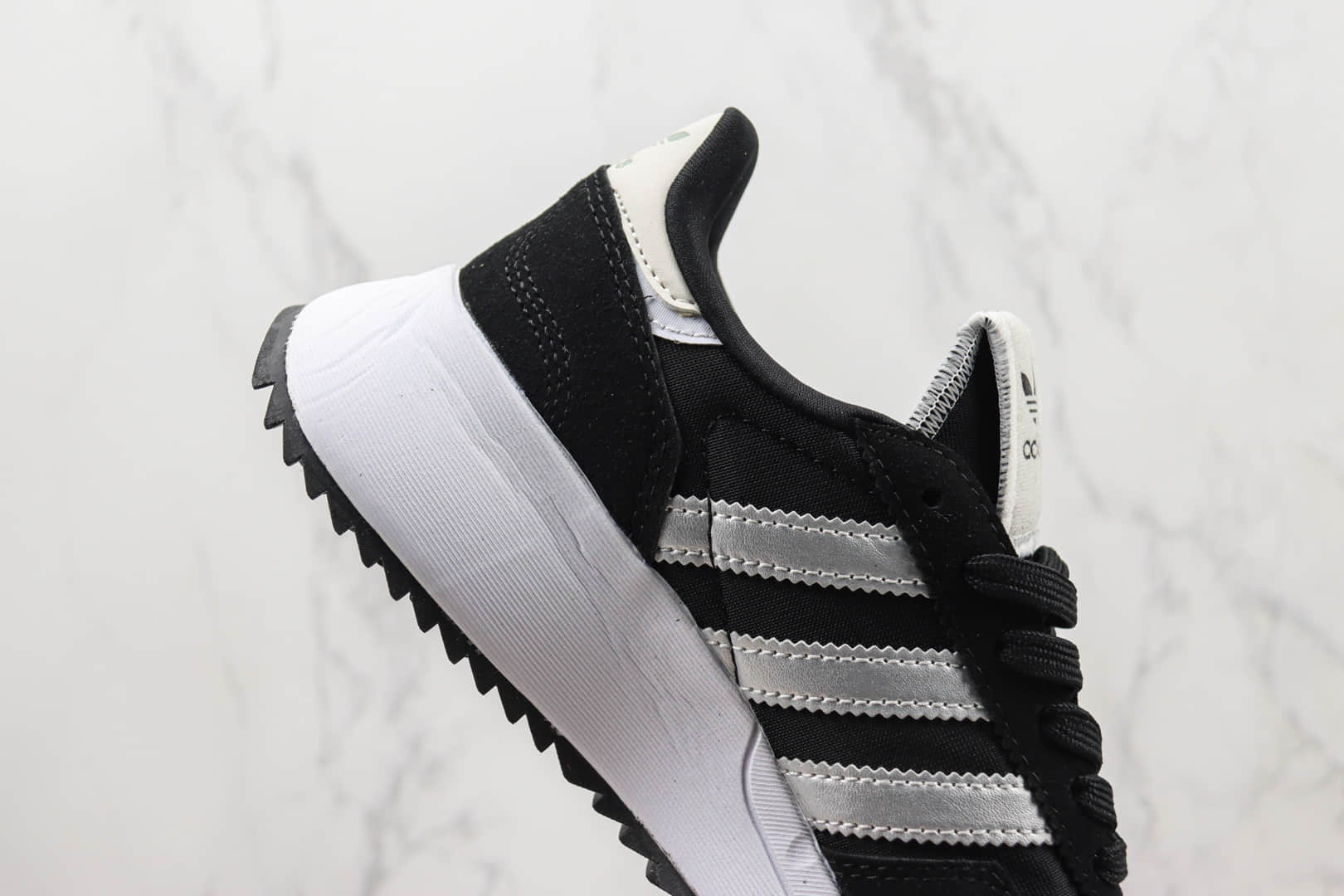 阿迪达斯adidas Retropy F2 W纯原版本黑白色复古跑鞋 莆田阿迪达斯货源 货号：GW9409