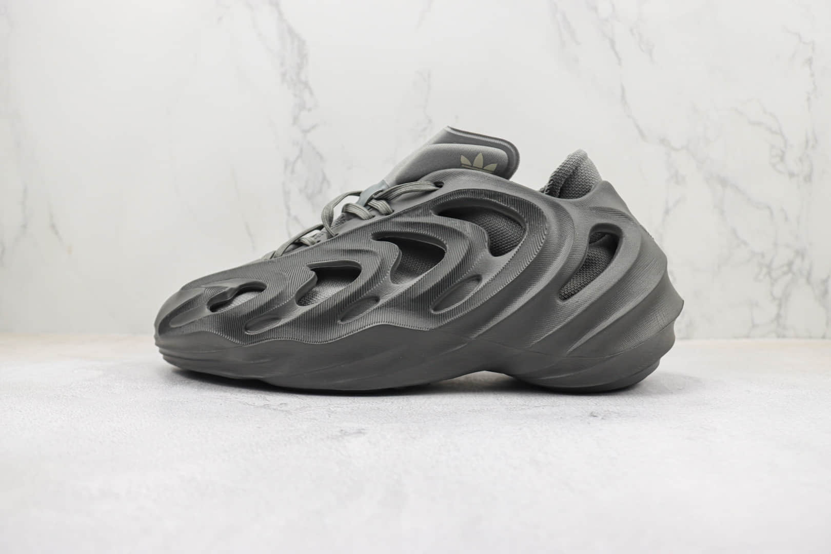 阿迪达斯adidas originals adiFOM Q纯原版本深灰色凉鞋洞洞鞋 莆田阿迪达斯货源 (ID:95950) - 图片1