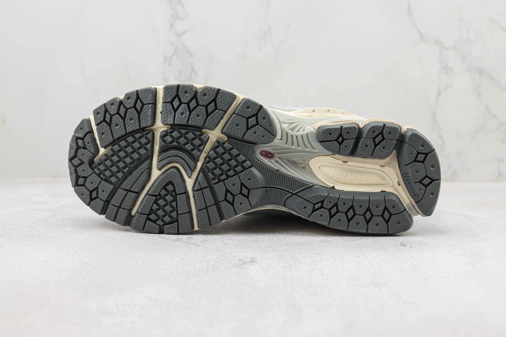 新百伦New Balance 2002R纯原版本NB2002R浅米灰色复古跑鞋 莆田新百伦货源 货号:M2002RLN
